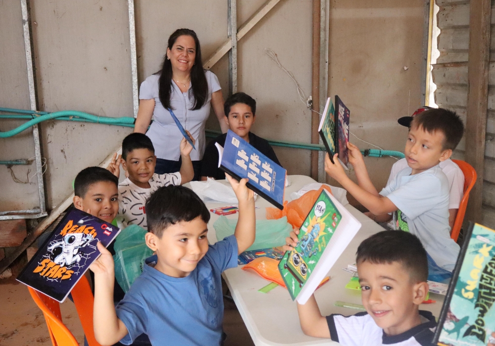 KITS ESCOLARES PARA NIÑOS DE DIFERENTES SECTORES DE CALI